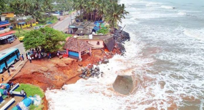 കാസർകോട് തൃക്കണ്ണാട്ട് കടൽ 30 മീറ്ററോളം കരയെടുത്ത് സംസ്ഥാനപാതയിലേക്ക് കയറി കാസർകോട് തൃക്കണ്ണാട്ട് കടൽ 30 മീറ്ററോളം കരയെടുത്ത് സംസ്ഥാനപാതയിലേക്ക് കയറി