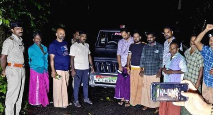 വടശ്ശേരിക്കര കുമ്പളത്താമണ്ണിൽ ഫോറസ്റ്റ് ഉദ്യോഗസ്ഥരെ തടഞ്ഞു വെച്ച് നാട്ടുകാര് വടശ്ശേരിക്കര കുമ്പളത്താമണ്ണിൽ ഫോറസ്റ്റ് ഉദ്യോഗസ്ഥരെ തടഞ്ഞു വെച്ച് നാട്ടുകാര്