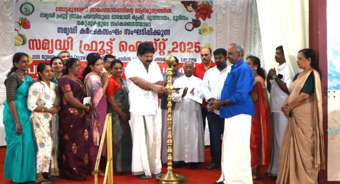 പഴവര്ഗ പ്രദര്ശനവും വിപണനവുമായി തോട്ടപ്പുഴശേരി ഗ്രാമപഞ്ചായത്തിന്റെ സമൃദ്ധി ഫ്രൂട്ട് ഫെസ്റ്റ് ആരംഭിച്ചു പഴവര്ഗ പ്രദര്ശനവും വിപണനവുമായി തോട്ടപ്പുഴശേരി ഗ്രാമപഞ്ചായത്തിന്റെ സമൃദ്ധി ഫ്രൂട്ട് ഫെസ്റ്റ് ആരംഭിച്ചു