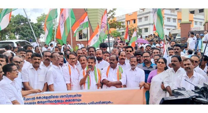 ആരോഗ്യവകുപ്പില് അഴിമതിയും കെടുകാര്യസ്ഥതയും കൊടികുത്തി വാഴുന്നു : അഡ്വ. അടൂര് പ്രകാശ് എം.പി ആരോഗ്യവകുപ്പില് അഴിമതിയും കെടുകാര്യസ്ഥതയും കൊടികുത്തി വാഴുന്നു : അഡ്വ. അടൂര് പ്രകാശ് എം.പി