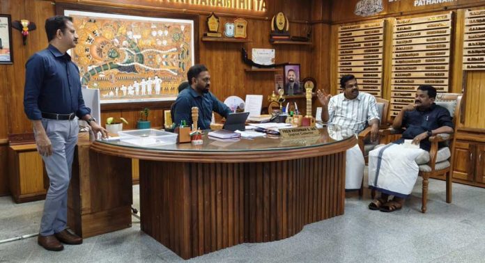 സോളാര് വേലികളുടെ പരിപാലനം ഉറപ്പാക്കണം : ജനീഷ് കുമാര് എംഎല്എ സോളാര് വേലികളുടെ പരിപാലനം ഉറപ്പാക്കണം : ജനീഷ് കുമാര് എംഎല്എ