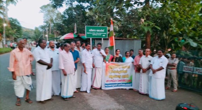 കോൺഗ്രസ് കൊടുമൺ മണ്ഡലം കമ്മറ്റിയുടെ നേതൃത്വത്തിൽ മന്ത്രിയുടെ അങ്ങാടിക്കലിലെ വസതിയിലേക്ക് മാർച്ച് നടത്തി കോൺഗ്രസ് കൊടുമൺ മണ്ഡലം കമ്മറ്റിയുടെ നേതൃത്വത്തിൽ മന്ത്രിയുടെ അങ്ങാടിക്കലിലെ വസതിയിലേക്ക് മാർച്ച് നടത്തി