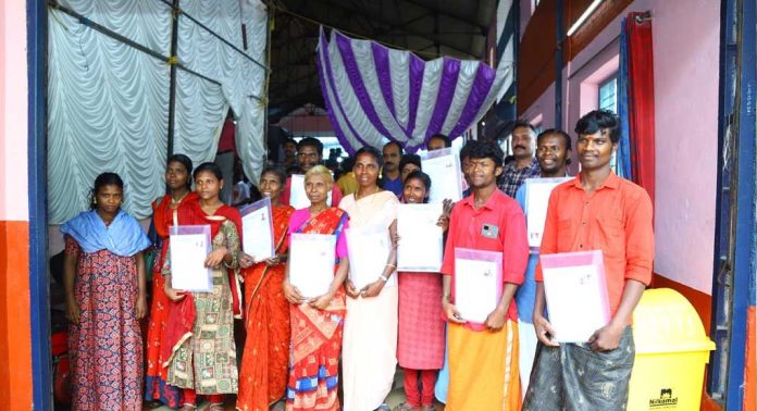 മണ്ണിന്റെ ഉടമകളായ സന്തോഷത്തില് റാന്നി മഞ്ഞത്തോടിലെ വനമക്കള് മണ്ണിന്റെ ഉടമകളായ സന്തോഷത്തില് റാന്നി മഞ്ഞത്തോടിലെ വനമക്കള്