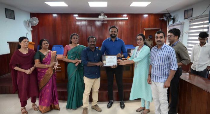 ഇ- കമ്മ്യൂണിക്കേഷന് നടത്തിയ താലൂക്ക് വില്ലേജ് ഓഫീസുകള്ക്കുള്ള അവാര്ഡ് വിതരണം ജില്ലാ കളക്ടര് എസ് പ്രേം കൃഷ്ണന് ചേമ്പറില് നിര്വഹിച്ചു ഇ- കമ്മ്യൂണിക്കേഷന് നടത്തിയ താലൂക്ക് വില്ലേജ് ഓഫീസുകള്ക്കുള്ള അവാര്ഡ് വിതരണം ജില്ലാ കളക്ടര് എസ് പ്രേം കൃഷ്ണന് ചേമ്പറില് നിര്വഹിച്ചു