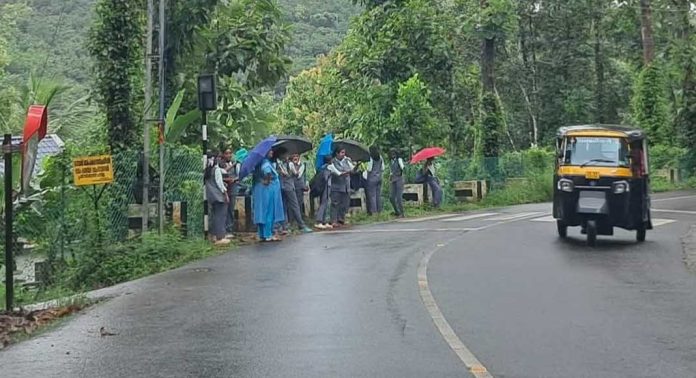 ബസ് കാത്തിരിപ്പു കേന്ദ്രമില്ല ; മഴയും വെയിലുമേറ്റ് വിദ്യാര്ത്ഥികൾ ബസ് കാത്തിരിപ്പു കേന്ദ്രമില്ല ; മഴയും വെയിലുമേറ്റ് വിദ്യാര്ത്ഥികൾ