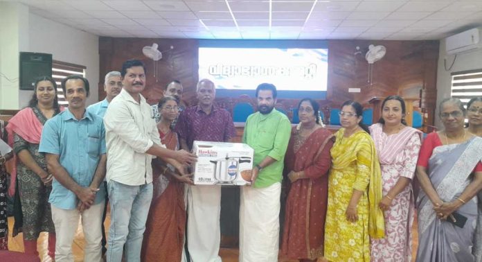 പാചക ഉപകരണങ്ങള് വിതരണം ചെയ്തു പാചക ഉപകരണങ്ങള് വിതരണം ചെയ്തു