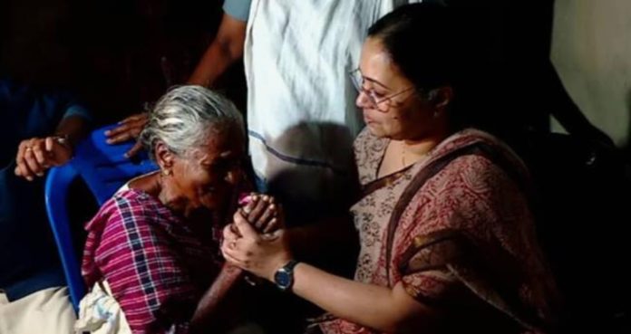 കോട്ടയം മെഡിക്കൽ കോളേജ് അപകടത്തിൽ മരിച്ച ബിന്ദുവിൻ്റെ വീട്ടിലെത്തി ആരോഗ്യമന്ത്രി കോട്ടയം മെഡിക്കൽ കോളേജ് അപകടത്തിൽ മരിച്ച ബിന്ദുവിൻ്റെ വീട്ടിലെത്തി ആരോഗ്യമന്ത്രി