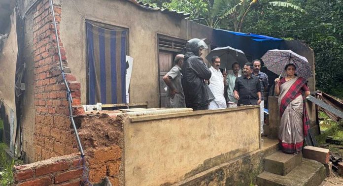 വീടുകൾക്ക് ഭീഷണിയായി നിൽക്കുന്ന മരങ്ങൾ മുറിച്ച് നീക്കുന്നതിന് അടിയന്തിര നടപടി സ്വീകരിക്കണമെന്ന് പ്രമോദ് നാരായണൻ എംഎൽഎ വീടുകൾക്ക് ഭീഷണിയായി നിൽക്കുന്ന മരങ്ങൾ മുറിച്ച് നീക്കുന്നതിന് അടിയന്തിര നടപടി സ്വീകരിക്കണമെന്ന് പ്രമോദ് നാരായണൻ എംഎൽഎ