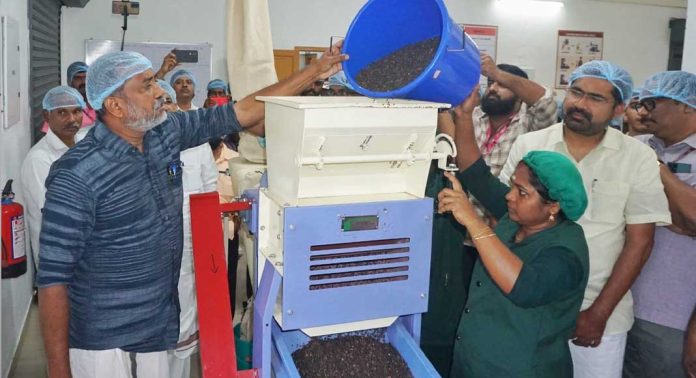 അതിരപ്പിള്ളി ഉത്പന്നങ്ങൾ ആഗോള ബ്രാൻഡായി ; ആദിവാസി കർഷകർക്ക് നേട്ടം അതിരപ്പിള്ളി ഉത്പന്നങ്ങൾ ആഗോള ബ്രാൻഡായി ; ആദിവാസി കർഷകർക്ക് നേട്ടം