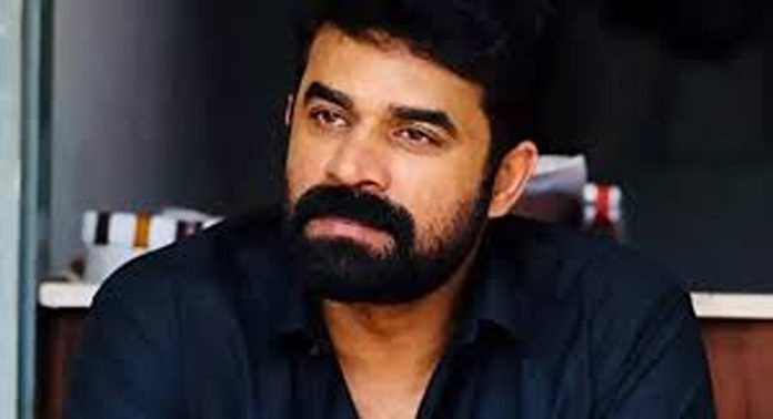 അമ്മ പ്രസിഡന്റ് തെരഞ്ഞെടുപ്പിൽ നിന്ന് ആരോപണവിധേയർ മാറിനിൽക്കണമെന്ന് നിര്മാതാവ് വിജയ് ബാബു അമ്മ പ്രസിഡന്റ് തെരഞ്ഞെടുപ്പിൽ നിന്ന് ആരോപണവിധേയർ മാറിനിൽക്കണമെന്ന് നിര്മാതാവ് വിജയ് ബാബു