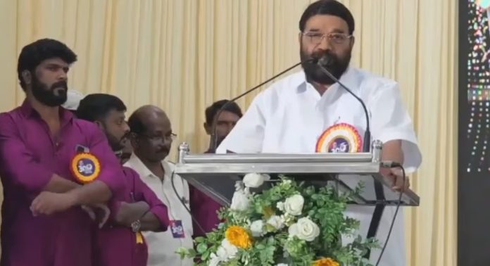 എസ്എന്ഡിപി യോഗം ജനറല് സെക്രട്ടറി വെള്ളാപ്പള്ളി നടേശനെ പുകഴ്ത്തി മന്ത്രി വിഎന് വാസവന് എസ്എന്ഡിപി യോഗം ജനറല് സെക്രട്ടറി വെള്ളാപ്പള്ളി നടേശനെ പുകഴ്ത്തി മന്ത്രി വിഎന് വാസവന്