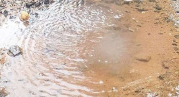 പത്തനംതിട്ട–ഇലവുംതിട്ട റോഡില് പൈപ്പ് പൊട്ടി ശുദ്ധജലം പാഴാകുന്നു ; തിരിഞ്ഞു നോക്കാതെ അധികൃതര് പത്തനംതിട്ട–ഇലവുംതിട്ട റോഡില് പൈപ്പ് പൊട്ടി ശുദ്ധജലം പാഴാകുന്നു ; തിരിഞ്ഞു നോക്കാതെ അധികൃതര്