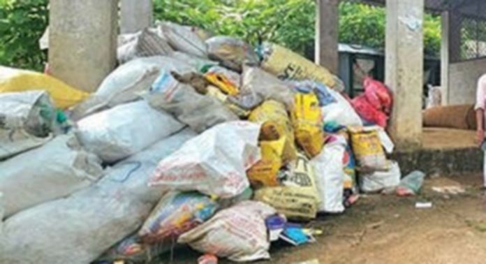 മാലിന്യക്കൂമ്പാരത്തിന് നടുവില് ഏനാത്ത് വിഎഫ്പിസികെ വിപണിയുടെ പ്രവർത്തനം മാലിന്യക്കൂമ്പാരത്തിന് നടുവില് ഏനാത്ത് വിഎഫ്പിസികെ വിപണിയുടെ പ്രവർത്തനം