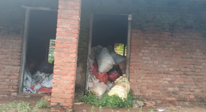 അധികൃതരുടെ അനാസ്ഥ ; പന്തളത്ത് വിദ്യാർത്ഥികളുടെ ജീവന് ഭീഷണിയായി ഹരിത കർമസേനയുടെ അനധികൃത പ്ലാസ്റ്റിക് മാലിന്യ സംഭരണ കേന്ദ്രം അധികൃതരുടെ അനാസ്ഥ ; പന്തളത്ത് വിദ്യാർത്ഥികളുടെ ജീവന് ഭീഷണിയായി ഹരിത കർമസേനയുടെ അനധികൃത പ്ലാസ്റ്റിക് മാലിന്യ സംഭരണ കേന്ദ്രം