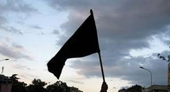 കോട്ടയത്ത് മുഖ്യമന്ത്രിക്ക് നേരെ കരിങ്കൊടി പ്രതിഷേധം കോട്ടയത്ത് മുഖ്യമന്ത്രിക്ക് നേരെ കരിങ്കൊടി പ്രതിഷേധം