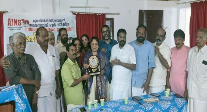 ഭൂരഹിതരായ രണ്ട് പേർക്ക് സൗജന്യമായി മൂന്ന് സെൻ്റു വീതം ഭൂമി നൽകിയത് മലയാളിയുടെ മാനവികതയുടെ നേർക്കാഴ്ചയാണന്നു പ്രമോദ് നാരായണൻ ഭൂരഹിതരായ രണ്ട് പേർക്ക് സൗജന്യമായി മൂന്ന് സെൻ്റു വീതം ഭൂമി നൽകിയത് മലയാളിയുടെ മാനവികതയുടെ നേർക്കാഴ്ചയാണന്നു പ്രമോദ് നാരായണൻ