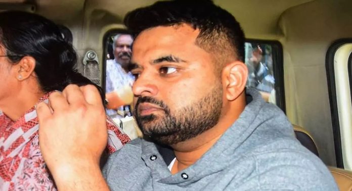 ബംഗളൂരു ബലാത്സംഗക്കേസിൽ ജനതാദൾ(എസ്) മുൻ എംപി പ്രജ്വൽ രേവണ്ണക്ക് ജീവപര്യന്തം ബംഗളൂരു ബലാത്സംഗക്കേസിൽ ജനതാദൾ(എസ്) മുൻ എംപി പ്രജ്വൽ രേവണ്ണക്ക് ജീവപര്യന്തം
