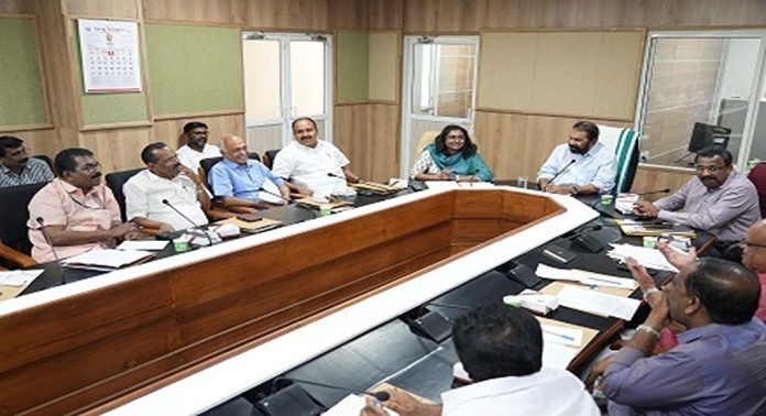 തൊഴിലാളികൾക്കുള്ള ഓണക്കാലത്തെ ബോണസ് വിതരണവും മറ്റ് ആനുകൂല്യങ്ങളും ഓണത്തിന് മുമ്പ് വിതരണം ചെയ്യാൻ തീരുമാനം തൊഴിലാളികൾക്കുള്ള ഓണക്കാലത്തെ ബോണസ് വിതരണവും മറ്റ് ആനുകൂല്യങ്ങളും ഓണത്തിന് മുമ്പ് വിതരണം ചെയ്യാൻ തീരുമാനം