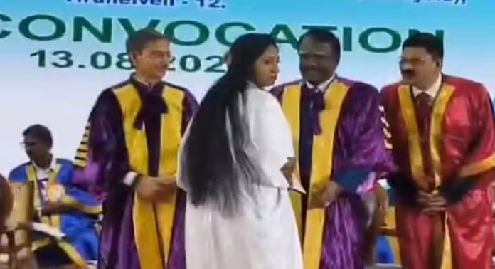 തമിഴ്നാട് ഗവർണറില് നിന്നും ബിരുദം സ്വീകരിക്കാൻ വിസമ്മതിച്ച് പിഎച്ച്ഡി വിദ്യാർഥിനി തമിഴ്നാട് ഗവർണറില് നിന്നും ബിരുദം സ്വീകരിക്കാൻ വിസമ്മതിച്ച് പിഎച്ച്ഡി വിദ്യാർഥിനി