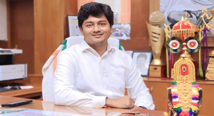 തൃശൂർ വോട്ടുകൊള്ളയിൽ മുൻ കലക്ടർ കൃഷ്ണ തേജക്കെതിരായ ആരോപണങ്ങൾ തള്ളി തെരഞ്ഞെടുപ്പ് കമ്മീഷൻ തൃശൂർ വോട്ടുകൊള്ളയിൽ മുൻ കലക്ടർ കൃഷ്ണ തേജക്കെതിരായ ആരോപണങ്ങൾ തള്ളി തെരഞ്ഞെടുപ്പ് കമ്മീഷൻ