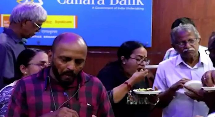 കൊച്ചിയിലെ കനറാ ബാങ്ക് റീജണല് ഓഫീസിലെ ബീഫ് നിരോധനത്തില് പ്രതിഷേധവുമായി ജീവനക്കാര് കൊച്ചിയിലെ കനറാ ബാങ്ക് റീജണല് ഓഫീസിലെ ബീഫ് നിരോധനത്തില് പ്രതിഷേധവുമായി ജീവനക്കാര്