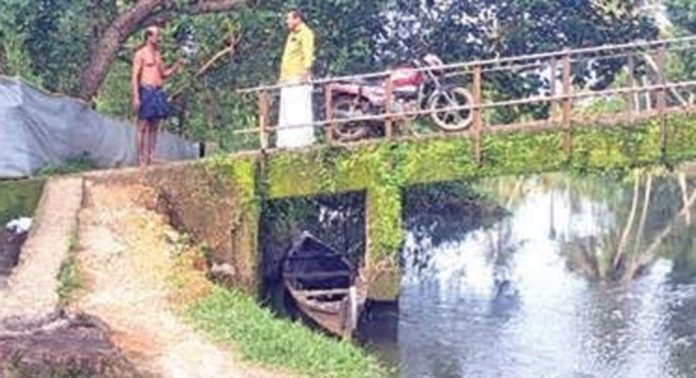 തോണിക്കടവ് പാലം അപകടഭീഷണിയിൽ തോണിക്കടവ് പാലം അപകടഭീഷണിയിൽ