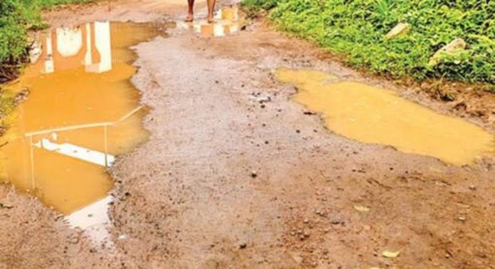 ഇലവുംതിട്ട-തൊഴുക്കോട് റോഡിലെ വെള്ളക്കെട്ട് ; ദുരിതത്തില് യാത്രക്കാര് ഇലവുംതിട്ട-തൊഴുക്കോട് റോഡിലെ വെള്ളക്കെട്ട് ; ദുരിതത്തില് യാത്രക്കാര്
