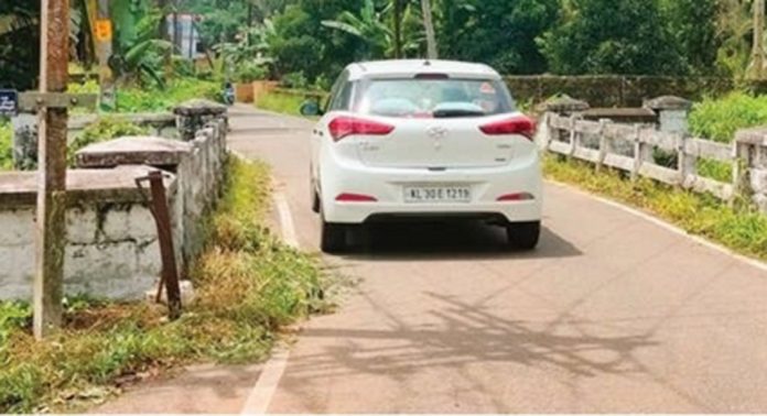 ഇളപ്പുങ്കൽ ജംഗ്ഷന് സമീപമുള്ള കനാൽപ്പാലത്തിലെ കാട് തെളിച്ചു ഇളപ്പുങ്കൽ ജംഗ്ഷന് സമീപമുള്ള കനാൽപ്പാലത്തിലെ കാട് തെളിച്ചു
