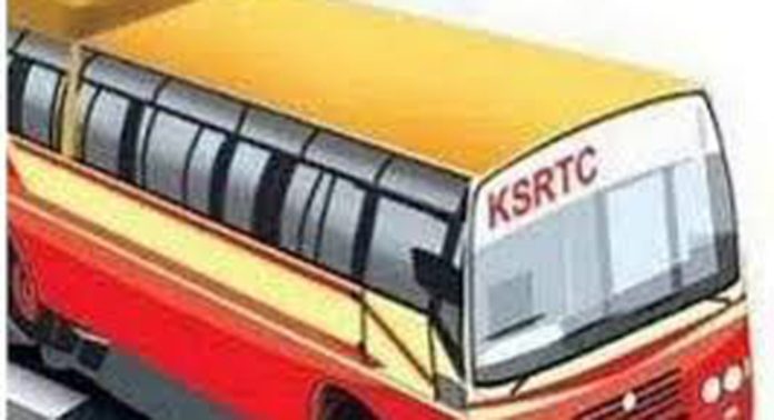 തിരുമൂലപുരത്ത് കെഎസ്ആർടിസി ബസിൽ യാത്രയ്ക്കിടെ കണ്ടക്ടർ വിദ്യാർഥിയുടെ മുഖത്തടിച്ചു തിരുമൂലപുരത്ത് കെഎസ്ആർടിസി ബസിൽ യാത്രയ്ക്കിടെ കണ്ടക്ടർ വിദ്യാർഥിയുടെ മുഖത്തടിച്ചു