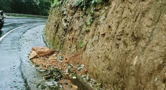 ഏഴംകുളം- കൈപ്പട്ടൂർ റോഡിലേക്ക് കല്ലും മണ്ണും വീഴുന്നത് അപകടഭീഷണി ഉയർത്തുന്നു ഏഴംകുളം- കൈപ്പട്ടൂർ റോഡിലേക്ക് കല്ലും മണ്ണും വീഴുന്നത് അപകടഭീഷണി ഉയർത്തുന്നു