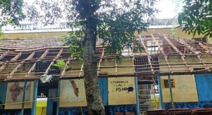 ആനിക്കാട് വായ്പൂര് എം.ആർ.എസ്എൽ ബി.വി ഗവ.ഹയർ സെക്കൻഡറി സ്കൂൾ പരിസരത്ത് ജീർണാവസ്ഥയിലായ സ്കൂൾ കെട്ടിടത്തിന്റെ മേൽക്കൂര പൊളിച്ചുമാറ്റി ആനിക്കാട് വായ്പൂര് എം.ആർ.എസ്എൽ ബി.വി ഗവ.ഹയർ സെക്കൻഡറി സ്കൂൾ പരിസരത്ത് ജീർണാവസ്ഥയിലായ സ്കൂൾ കെട്ടിടത്തിന്റെ മേൽക്കൂര പൊളിച്ചുമാറ്റി