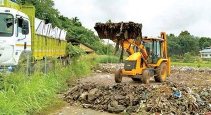 മുട്ടാർ നീർച്ചാലിൽനിന്ന് കരക്കെടുത്ത മാലിന്യം നീക്കിത്തുടങ്ങി മുട്ടാർ നീർച്ചാലിൽനിന്ന് കരക്കെടുത്ത മാലിന്യം നീക്കിത്തുടങ്ങി
