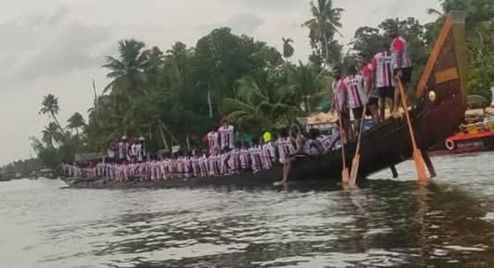 ഓള പരപ്പിലെ പോരാട്ടത്തിനായി തലവടി ചുണ്ടൻ വള്ളം നീരണിയുന്നു ഓള പരപ്പിലെ പോരാട്ടത്തിനായി തലവടി ചുണ്ടൻ വള്ളം നീരണിയുന്നു
