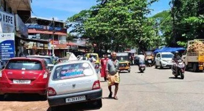 അനധികൃത പാർക്കിംഗ് ; ഗതാഗത കുരുക്കില് വലഞ്ഞ് പറക്കോട് എസ്ബി.ഐ ജംഗ്ഷന് അനധികൃത പാർക്കിംഗ് ; ഗതാഗത കുരുക്കില് വലഞ്ഞ് പറക്കോട് എസ്ബി.ഐ ജംഗ്ഷന്