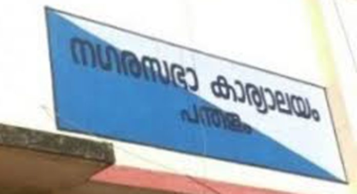 പന്തളം-മാവേലിക്കര റോഡരികിൽ ബ്ലോക്കോഫീസ് കെട്ടിടത്തിന് സമീപമുള്ള വീടിന്റെയും വസ്തുവിന്റെയും കാര്യത്തിൽ കോൺഗ്രസ് ഉന്നയിച്ച ആരോപണം അടിസ്ഥാനരഹിതം ; പന്തളം നഗരസഭ കൗൺസിലർ പന്തളം-മാവേലിക്കര റോഡരികിൽ ബ്ലോക്കോഫീസ് കെട്ടിടത്തിന് സമീപമുള്ള വീടിന്റെയും വസ്തുവിന്റെയും കാര്യത്തിൽ കോൺഗ്രസ് ഉന്നയിച്ച ആരോപണം അടിസ്ഥാനരഹിതം ; പന്തളം നഗരസഭ കൗൺസിലർ