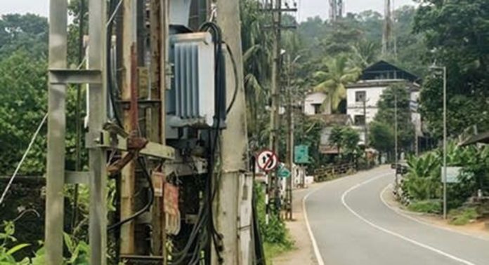 പ്രക്കാനം-ഇലവുംതിട്ട റോഡിലെ ട്രാൻസ്ഫോർമർ അപകട ഭീഷണിയാകുന്നു പ്രക്കാനം-ഇലവുംതിട്ട റോഡിലെ ട്രാൻസ്ഫോർമർ അപകട ഭീഷണിയാകുന്നു