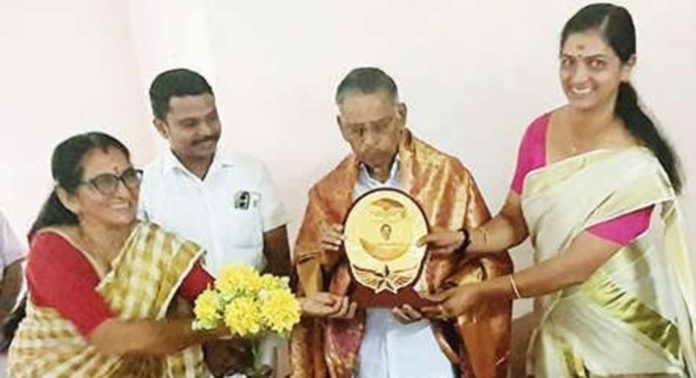 എൻഎസ്എസ് എക്സ്പേർട്ട് കമ്മിറ്റി മെമ്പറായി തിരഞ്ഞെടുക്കപ്പെട്ട അഡ്വ. വി.ആർ. രാധാകൃഷ്ണന് മൂന്നുകല്ല് കരയോഗവും വനിതാസമാജവും സ്വീകരണം നൽകി എൻഎസ്എസ് എക്സ്പേർട്ട് കമ്മിറ്റി മെമ്പറായി തിരഞ്ഞെടുക്കപ്പെട്ട അഡ്വ. വി.ആർ. രാധാകൃഷ്ണന് മൂന്നുകല്ല് കരയോഗവും വനിതാസമാജവും സ്വീകരണം നൽകി