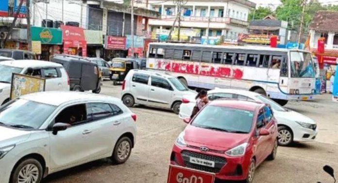 പെരുമ്പുഴ ബസ് സ്റ്റാൻഡിലെ അനധികൃത പാർക്കിംഗ് ; ബസുകൾക്ക് കയറാൻ തടസം ഉണ്ടാകുന്നതായി പരാതി പെരുമ്പുഴ ബസ് സ്റ്റാൻഡിലെ അനധികൃത പാർക്കിംഗ് ; ബസുകൾക്ക് കയറാൻ തടസം ഉണ്ടാകുന്നതായി പരാതി