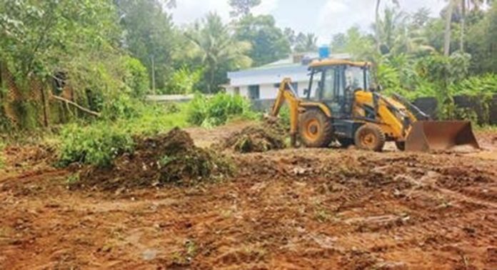 തട്ടയിൽ വാർഡിലെ ചാങ്ങവീട്ടിൽ മൂലഭാഗത്ത് കാടുകയറിക്കിടന്ന ഭൂമി മണ്ണുമാന്തിയുപയോഗിച്ച് വൃത്തിയാക്കി തട്ടയിൽ വാർഡിലെ ചാങ്ങവീട്ടിൽ മൂലഭാഗത്ത് കാടുകയറിക്കിടന്ന ഭൂമി മണ്ണുമാന്തിയുപയോഗിച്ച് വൃത്തിയാക്കി