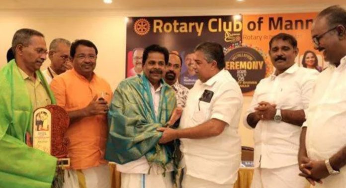 എസ്. രവീന്ദ്രൻ എഴുമറ്റൂരിനെ ആദരിച്ചു എസ്. രവീന്ദ്രൻ എഴുമറ്റൂരിനെ ആദരിച്ചു