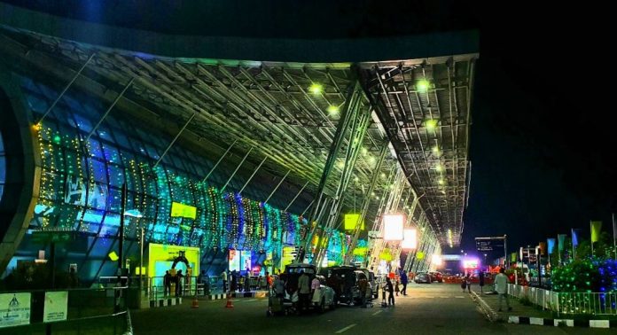 സ്വർണക്കടത്തിന് സഹായം ചെയ്ത കസ്റ്റംസ് ഇൻസ്പെക്ടറെ പിരിച്ചുവിട്ടു സ്വർണക്കടത്തിന് സഹായം ചെയ്ത കസ്റ്റംസ് ഇൻസ്പെക്ടറെ പിരിച്ചുവിട്ടു