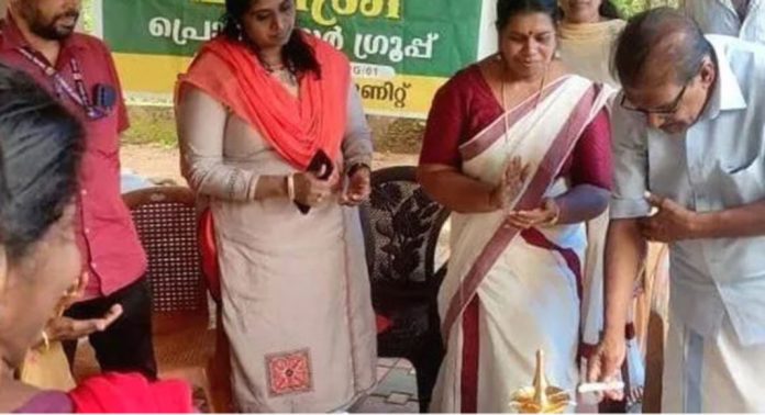 വള്ളിക്കോട് കുടുംബശീ സി.ഡി.എസിന്റെ നേതൃത്വത്തിൽ ചാണകപ്പൊടി നിർമ്മാണം ആരംഭിച്ചു വള്ളിക്കോട് കുടുംബശീ സി.ഡി.എസിന്റെ നേതൃത്വത്തിൽ ചാണകപ്പൊടി നിർമ്മാണം ആരംഭിച്ചു