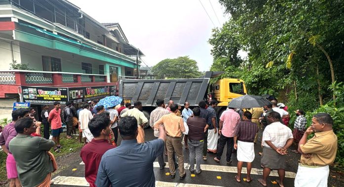 നിയന്ത്രണം നഷ്ടപ്പെട്ട ടിപ്പര് ലോറി നിര്ത്തിയിട്ടിരുന്ന വാഹനങ്ങളില് ഇടിച്ചു നിയന്ത്രണം നഷ്ടപ്പെട്ട ടിപ്പര് ലോറി നിര്ത്തിയിട്ടിരുന്ന വാഹനങ്ങളില് ഇടിച്ചു
