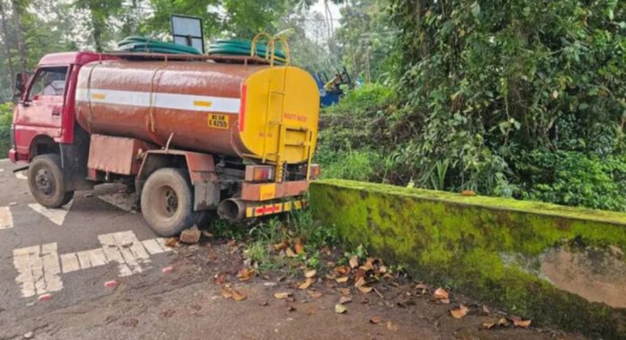 അടൂർ – ഏനാത്ത് റോഡില് കക്കൂസ് മാലിന്യം തള്ളാൻ ടാങ്കറുമായെത്തിയവരെ പിടികൂടി അടൂർ – ഏനാത്ത് റോഡില് കക്കൂസ് മാലിന്യം തള്ളാൻ ടാങ്കറുമായെത്തിയവരെ പിടികൂടി