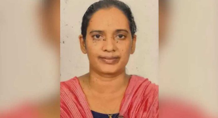 പറവൂരിലെ വീട്ടമ്മയുടെ ആത്മഹത്യ ; മകളെ ഇന്ന് കോടതിയിൽ ഹാജരാക്കും ; പ്രതികൾ ഒളിവിൽ തുടരുന്നു പറവൂരിലെ വീട്ടമ്മയുടെ ആത്മഹത്യ ; മകളെ ഇന്ന് കോടതിയിൽ ഹാജരാക്കും ; പ്രതികൾ ഒളിവിൽ തുടരുന്നു