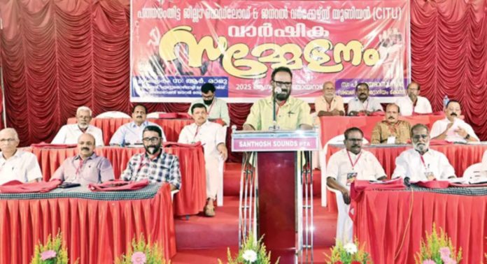 നദികളിൽനിന്ന് മണൽവാരൽ അടിയന്തിരമായി പുനഃരാരംഭിക്കണം ; ജില്ലാ ഹെഡ് ലോഡ് ആൻഡ് ജനറൽ വർക്കേഴ്സ് യൂണിയൻ നദികളിൽനിന്ന് മണൽവാരൽ അടിയന്തിരമായി പുനഃരാരംഭിക്കണം ; ജില്ലാ ഹെഡ് ലോഡ് ആൻഡ് ജനറൽ വർക്കേഴ്സ് യൂണിയൻ