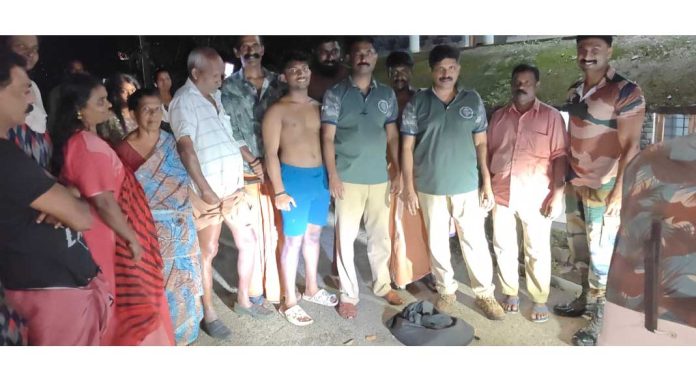 മോതിരവയൽ ഉരുൾ വേങ്ങത്തടത്തില് നിന്നും കൂറ്റന് പെരുമ്പാമ്പിനെ പിടികൂടി മോതിരവയൽ ഉരുൾ വേങ്ങത്തടത്തില് നിന്നും കൂറ്റന് പെരുമ്പാമ്പിനെ പിടികൂടി