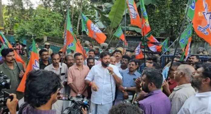 ബി.ജെ.പി പള്ളിക്കൽ ഏരിയ കമ്മിറ്റിയുടെ നേതൃത്വത്തിൽ രാഹുൽ മാങ്കൂട്ടത്തിലിന്റെ വീട്ടിലേക്ക് പ്രതിഷേധ മാർച്ച് നടത്തി ബി.ജെ.പി പള്ളിക്കൽ ഏരിയ കമ്മിറ്റിയുടെ നേതൃത്വത്തിൽ രാഹുൽ മാങ്കൂട്ടത്തിലിന്റെ വീട്ടിലേക്ക് പ്രതിഷേധ മാർച്ച് നടത്തി