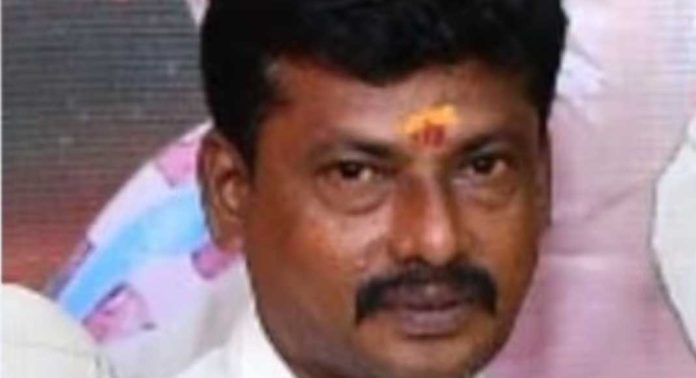 തമിഴ്നാട്ടിൽ ബിജെപി നേതാവിനെ സംഘം ചേർന്ന് മർദിച്ച് കൊലപ്പെടുത്തി തമിഴ്നാട്ടിൽ ബിജെപി നേതാവിനെ സംഘം ചേർന്ന് മർദിച്ച് കൊലപ്പെടുത്തി