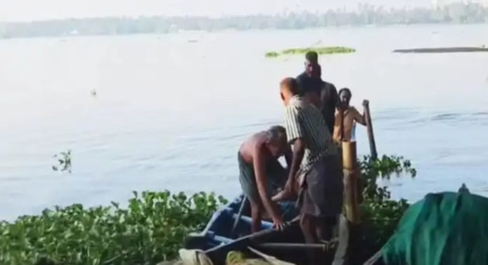 കൊച്ചി കുമ്പളത്ത് മണലുമായി പോയ കേവ് വള്ളം മുങ്ങി അപകടം കൊച്ചി കുമ്പളത്ത് മണലുമായി പോയ കേവ് വള്ളം മുങ്ങി അപകടം